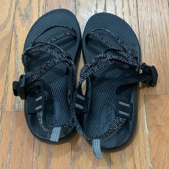 Kids Chaco Black Strappy Sandals Size 4 EUC - Picture 4 of 7
